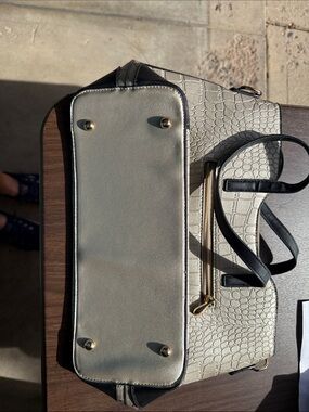 Women’s Textured Tote Bag in Light Gold and Black never used